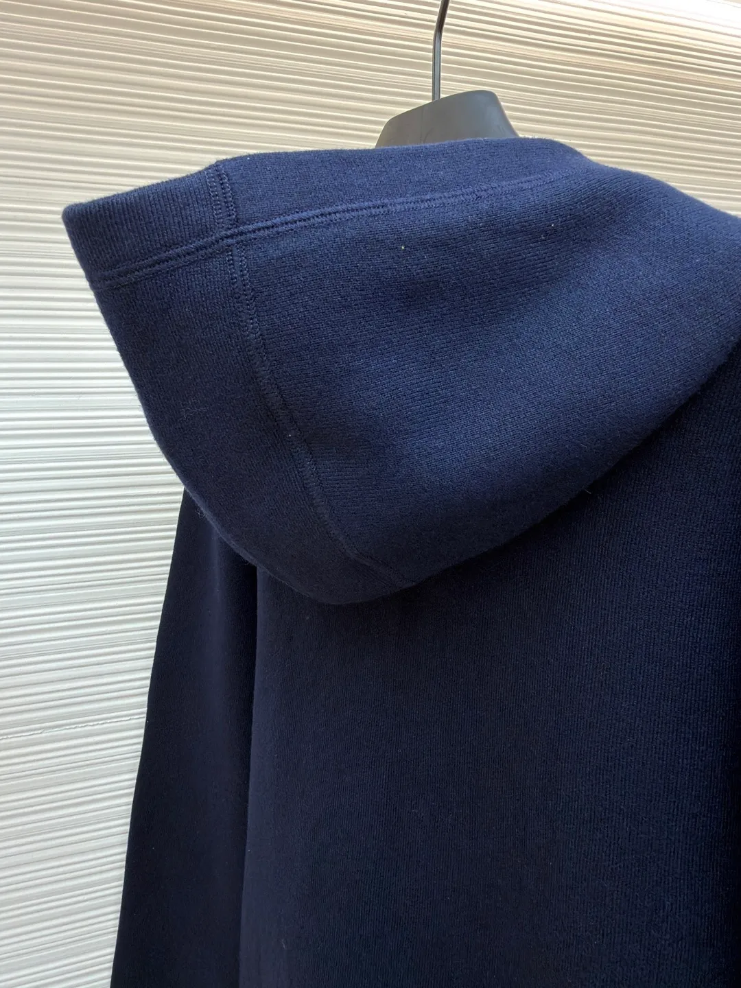 LOUIS VUITTON double-sided cotton-wool blended knitted hoodie ●Original version: Purchased and developed for 27999 ●Item number: 1681379-C50 ●Fabric: cotton fabric ●Technology: knitted jacquard production ●Color: blue-green ●Version: fitted version ●Weight: about 1415 grams ●Size: S-M-L-XL ●Description: Made of cotton-blend knitted fabric, one side is fully printed with the brand's classic Monogram pattern, with green and blue contrasting colors and jacquard craftsmanship, which makes the brand recognizable; the other side is mainly navy blue, with brand letters embroidered on the chest, which is simple and elegant; the hooded design is casual and casual, and can be worn in two ways to unlock various styles to meet the needs of different dressing scenes; the overall version is loose and comfortable, and is tolerant, making it easy to create a trendy and high-end sense. This jacket adopts a double-sided design. One side is mainly navy blue with fluorescent green brand letter jacquard, and the other side is a full-length LV classic logo jacquard spliced ​​with navy blue and green stripes, presenting a diverse style. It has a hooded design and a brand-customized gold zipper, which makes it luxurious and easy to put on and take off. In the weaving process, precision jacquard knitting technology is used. The pattern texture on the front and back sides is clear and three-dimensional, and the yarn is woven tightly and evenly, ensuring that the fabric is soft, skin-friendly and has a good crisp feel. The double front chest pocket design is both practical and beautiful. From jacquard weaving to zipper material selection, every process reflects the brand's strict requirements for craftsmanship. It combines double-sided wear creativity with high-end knitting technology to present a luxurious item with both fashionable recognition and wearable texture. The overall wiring is straight and delicate, the fabric is comfortable and soft, and the color is consistent without color difference. It can be matched with the same style to create a fashionable look and control various occasions. Customized accessories, complete with three standards, same style for men and women!